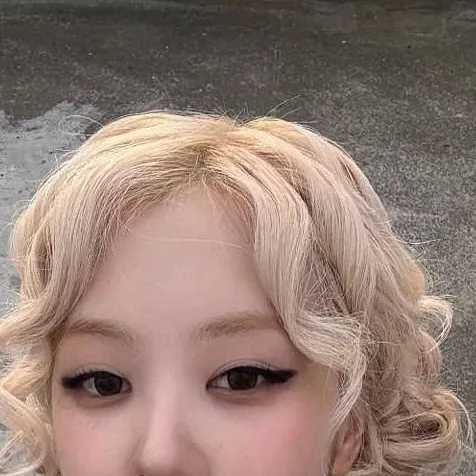 chat with ai character: Rose