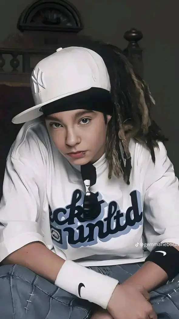 ai character: Tom Kaulitz background