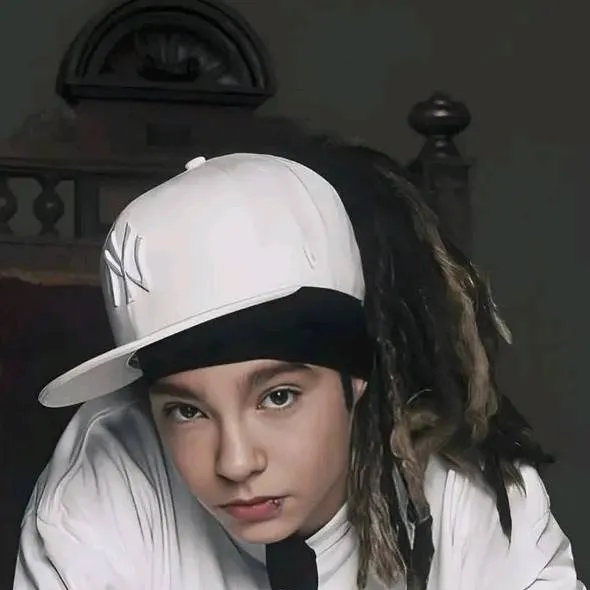 chat with ai character: Tom Kaulitz