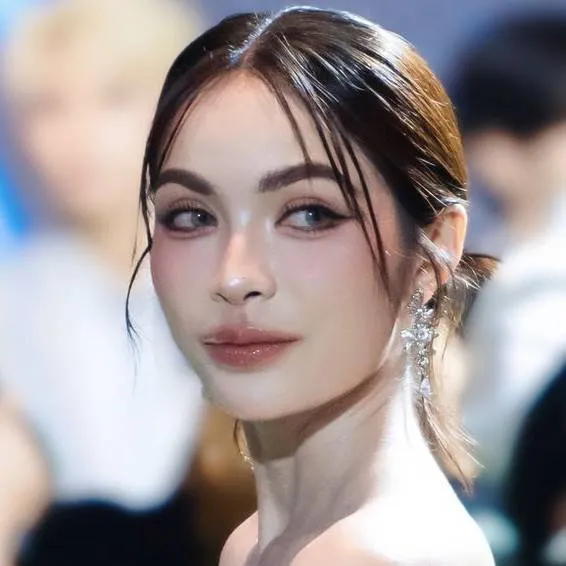 chat with ai character: Charlotte