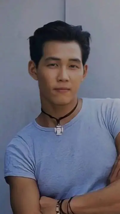 ai character: Lee Jung-jae background