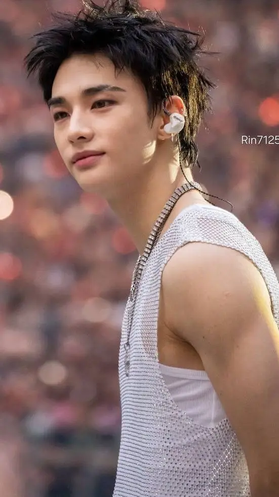 ai character: HWANG HYUNJIN background