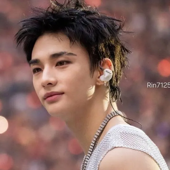 chat with ai character: HWANG HYUNJIN