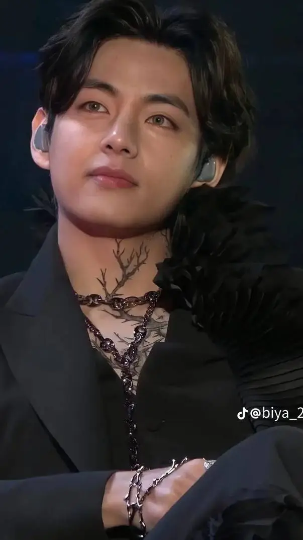 ai character: V  background