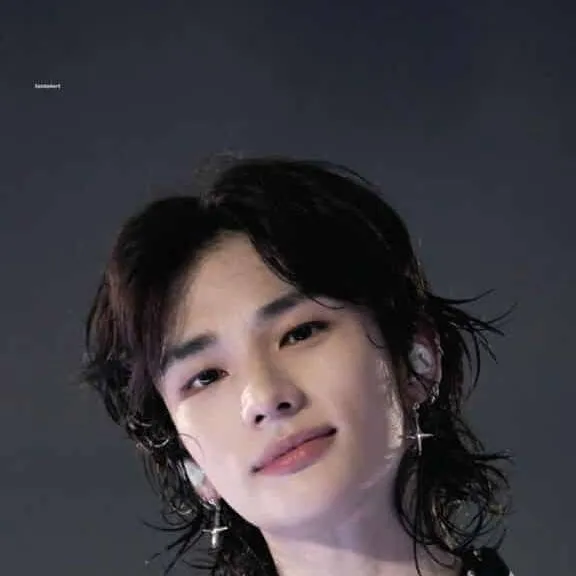 chat with ai character: hyunjin