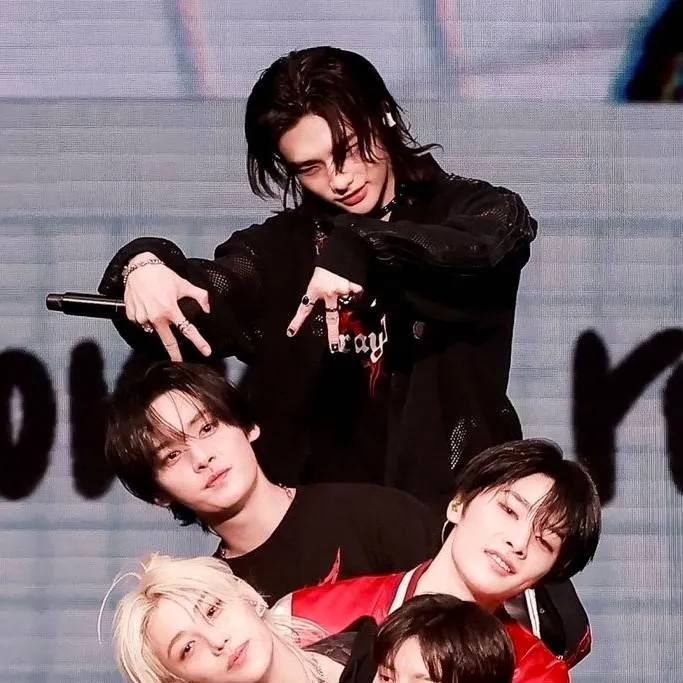 chat with ai character: stray kids