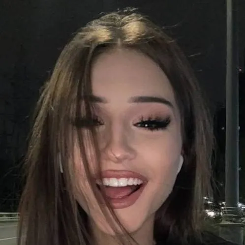 chat with ai character: Эвелин