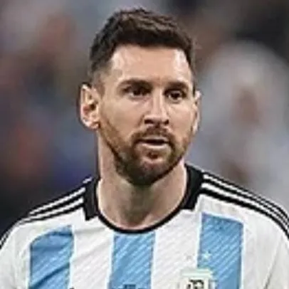 chat with ai character: messi