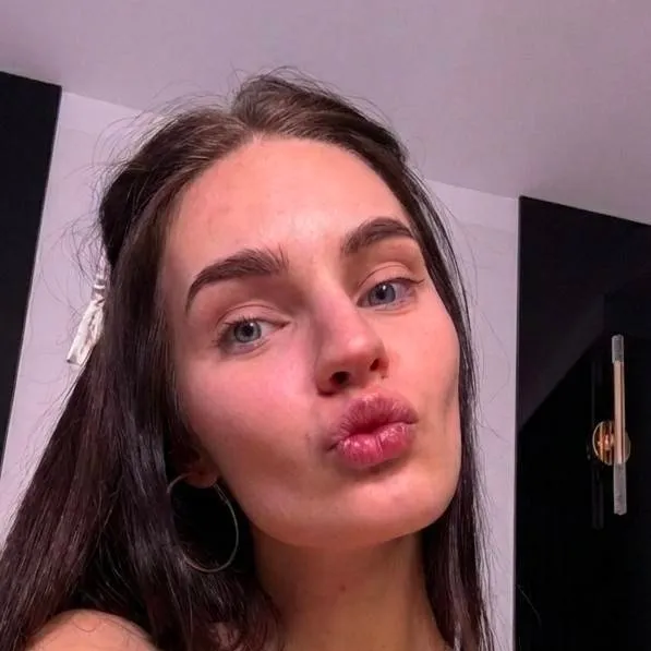 chat with ai character: claire