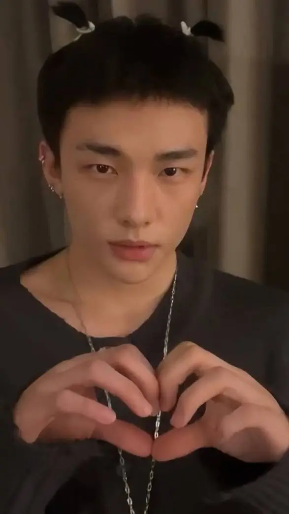 ai character: hyunjin a college  background