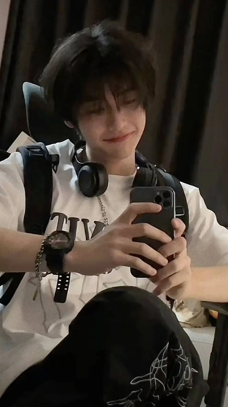 ai character: Zhengzhou  background