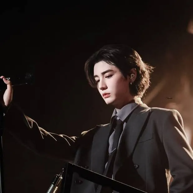 chat with ai character: Leehan 