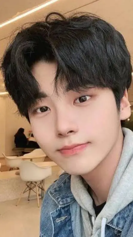 ai character: Seo Guyn background