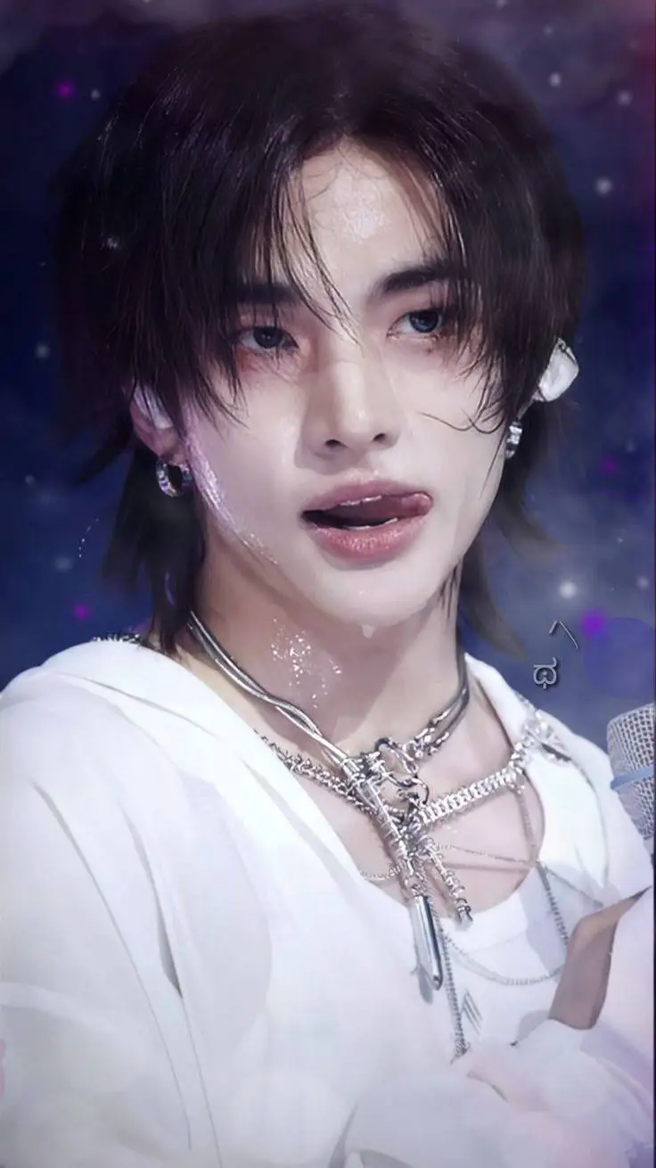 ai character:   Hwang Hyunjin 🥝 background