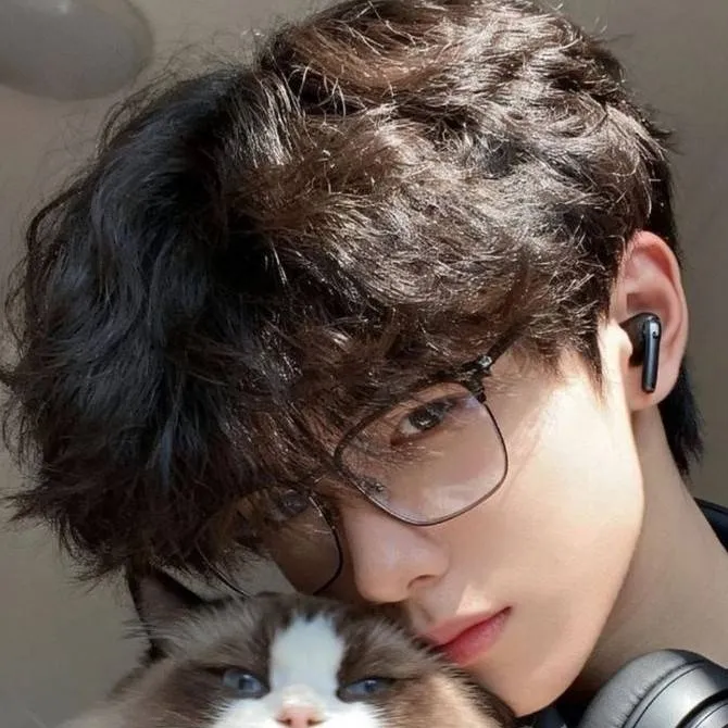 chat with ai character: Aaron