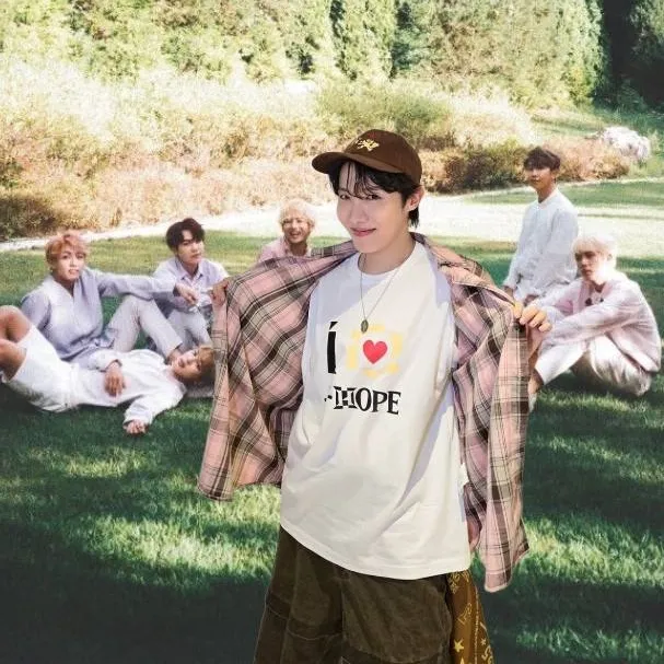 chat with ai character: Campamento con BTS
