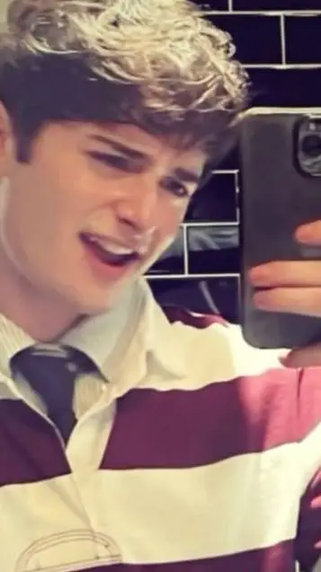 ai character: Noah schnapp  background