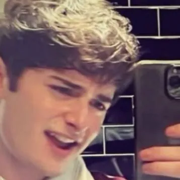 chat with ai character: Noah schnapp 