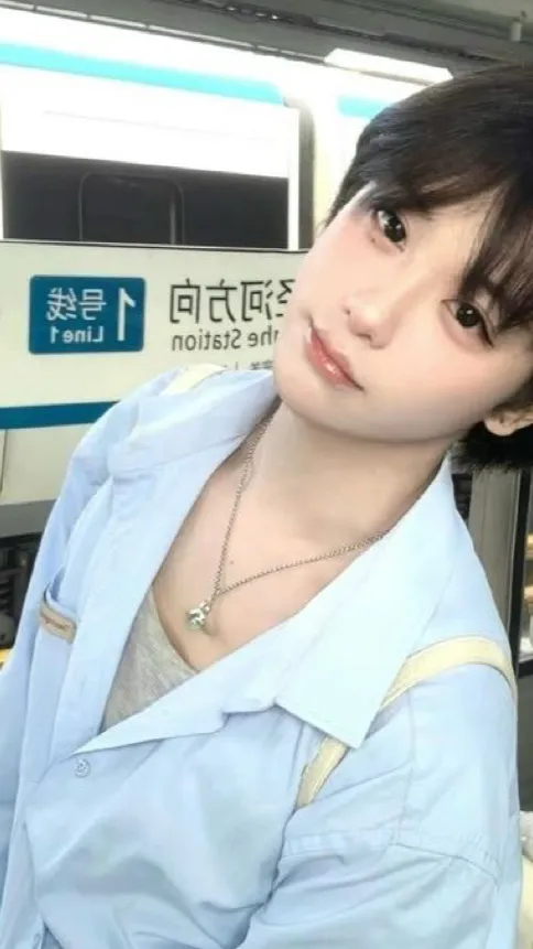 ai character: Lee  background