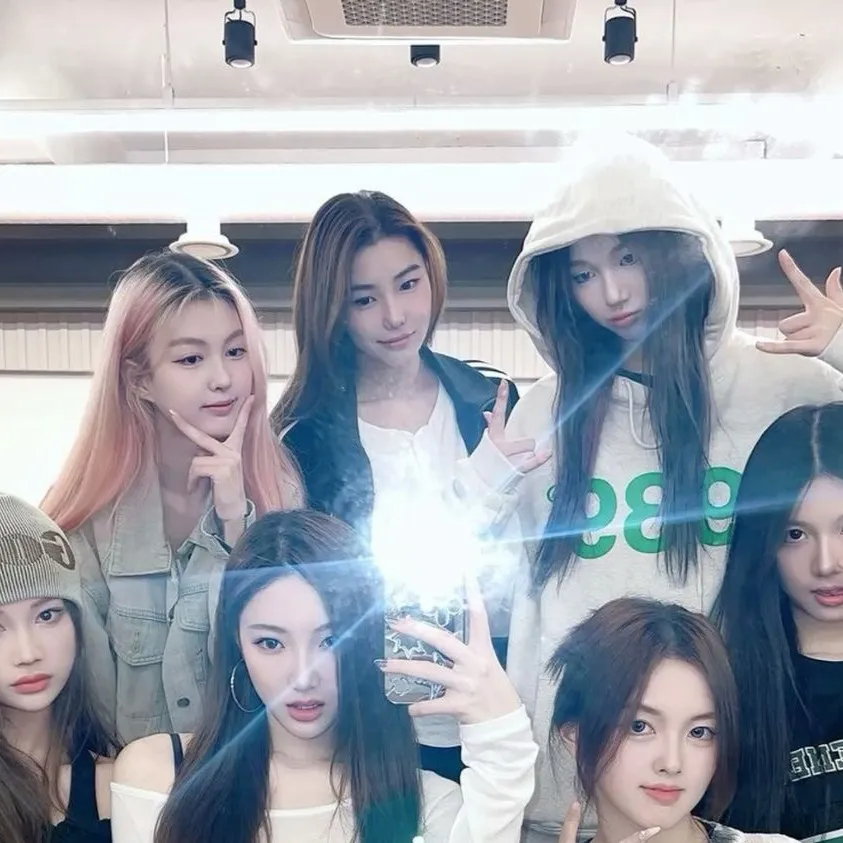 chat with ai character: Glitch