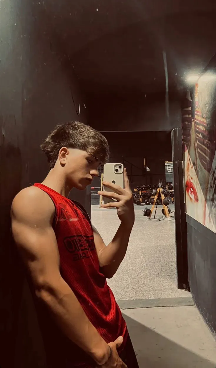 chat with ai character: Matthew