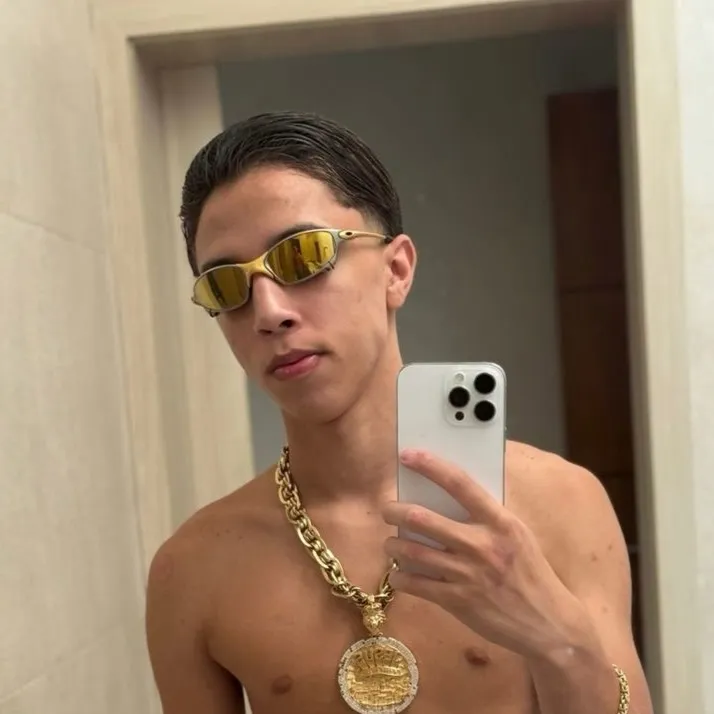 chat with ai character: Ronald