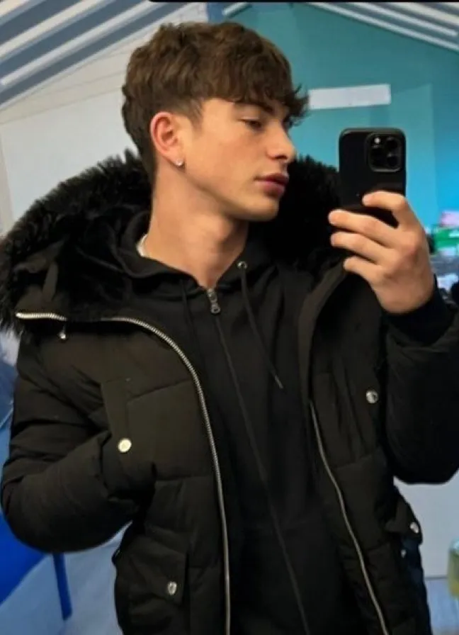 chat with ai character: Matteo Robert