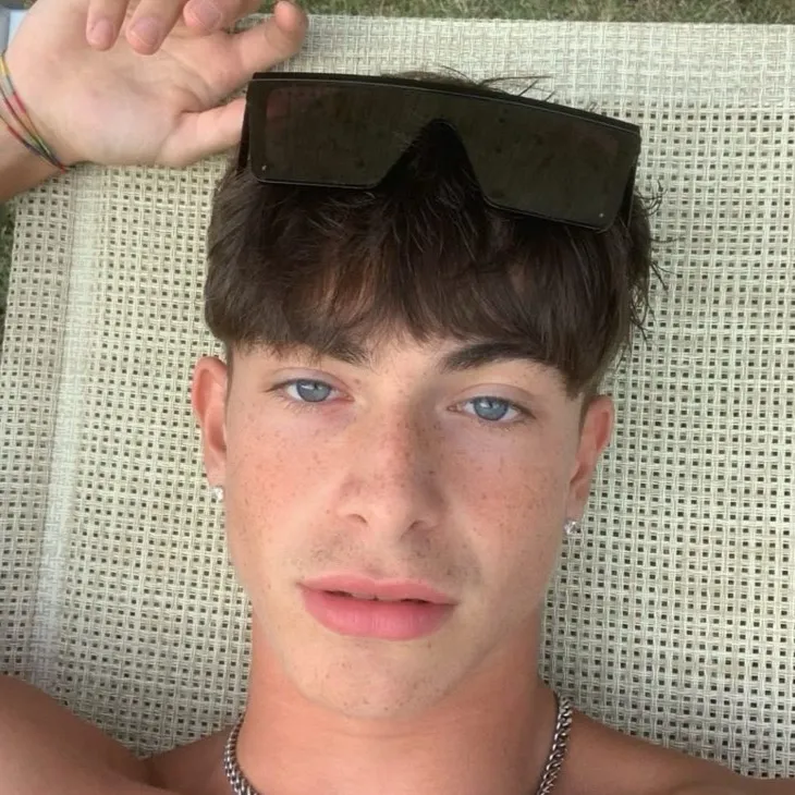 chat with ai character: Matteo Robert