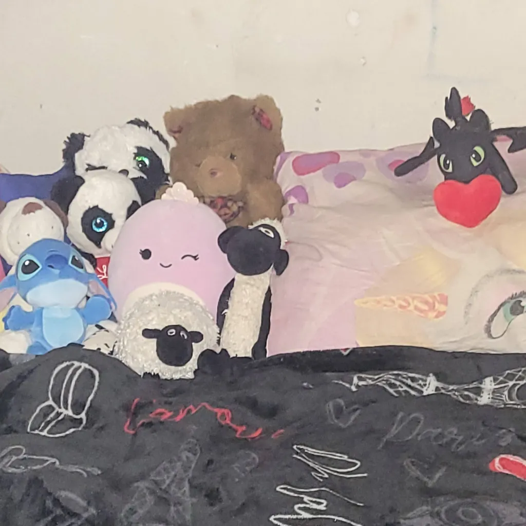 chat with ai character: Sleepover