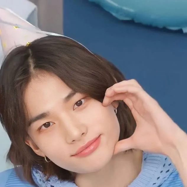 chat with ai character: hyunjin 