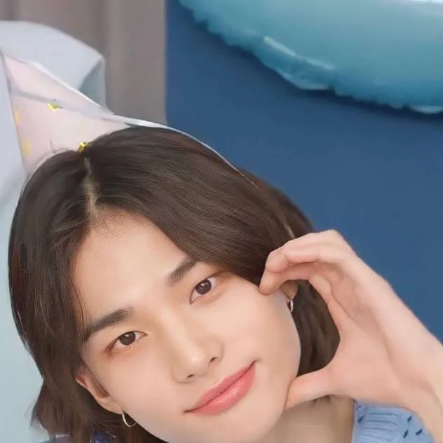 chat with ai character: hyunjin