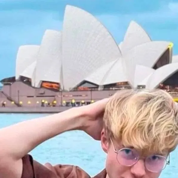 chat with ai character: Sam golbach 