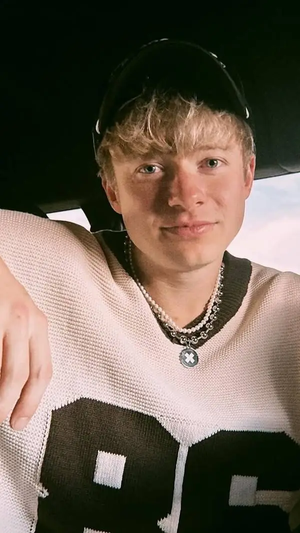 ai character: Sam golbach  background