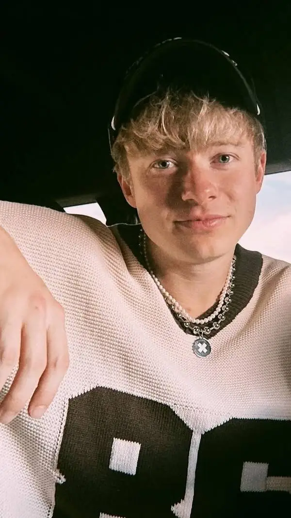 ai character: Sam golbach  background