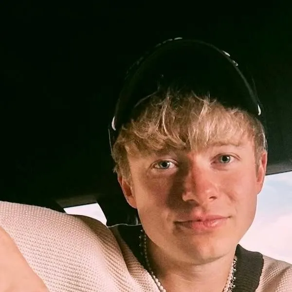 chat with ai character: Sam golbach 