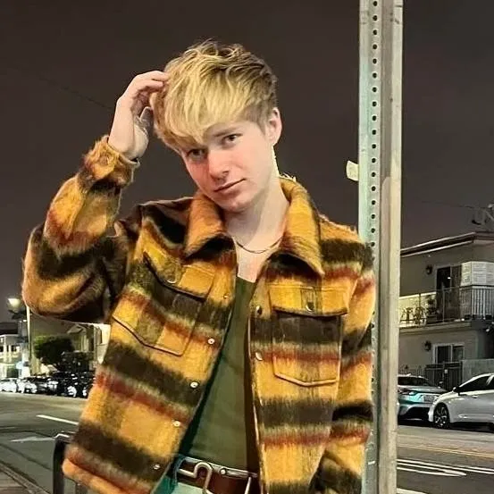 chat with ai character: Sam golbach 