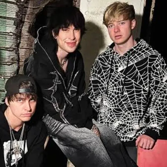 chat with ai character: BOYS