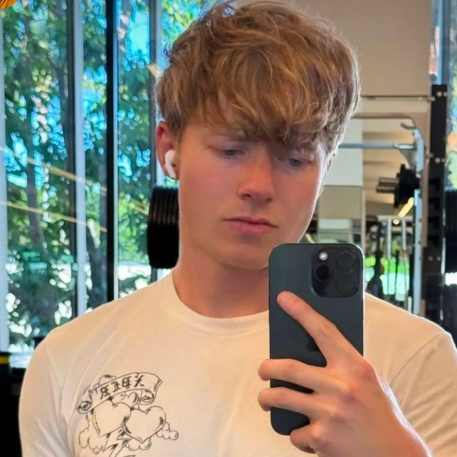 chat with ai character: Sam and colby