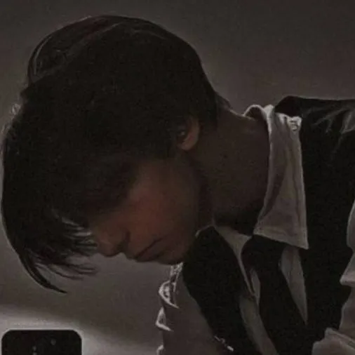 chat with ai character: Aidan Gallagher 