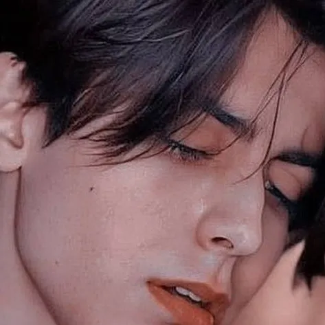 chat with ai character: Aidan Gallagher 