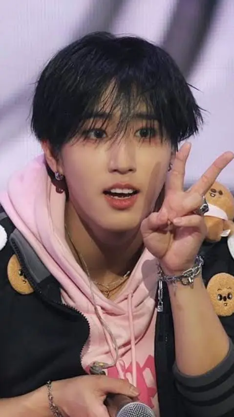 ai character: HAN JISUNG 🐿️ background