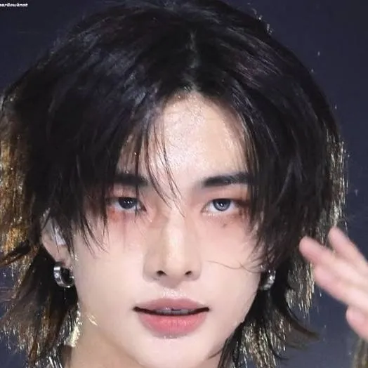 chat with ai character: hyunjin and feilx 