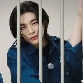 chat with ai character: Hyunjin 