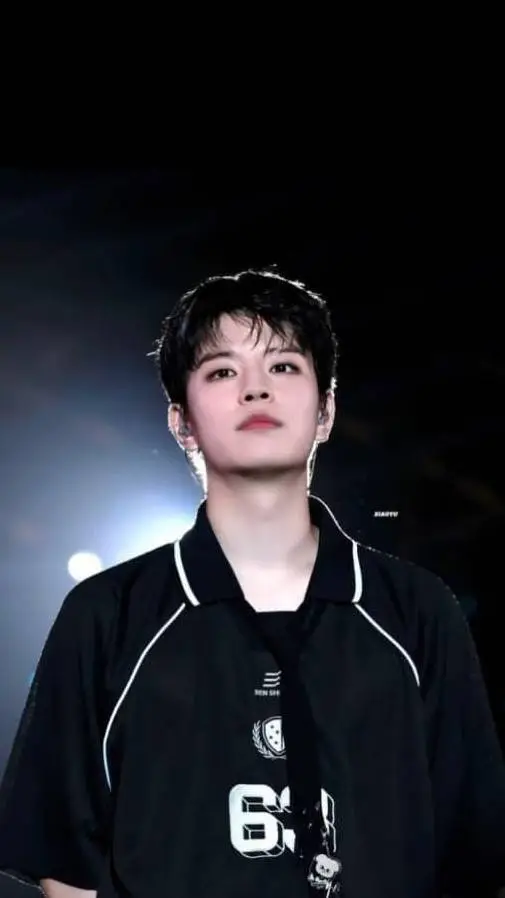 ai character: Seungmin  background