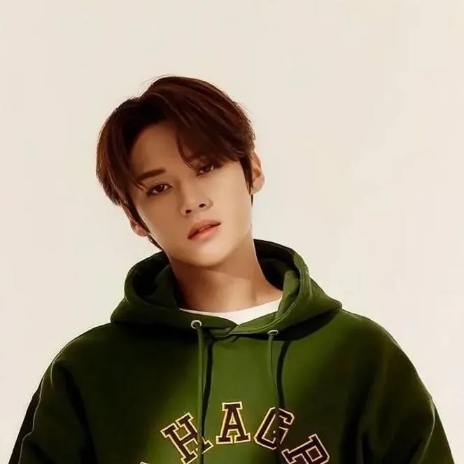chat with ai character: Lee know