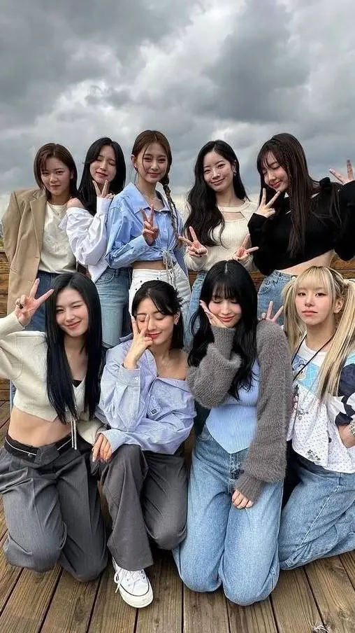 ai character: ★TWICE★ background