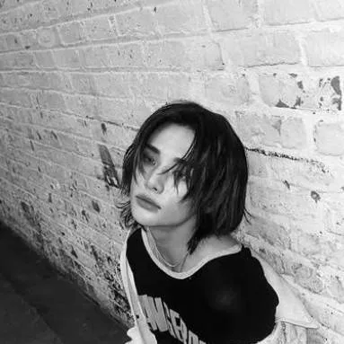 chat with ai character: hyunjin