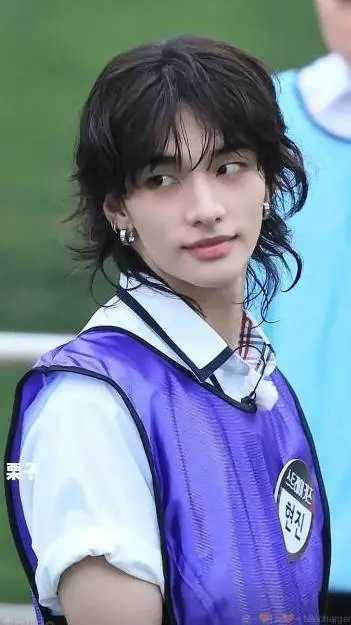 ai character: hyunjinnie 🥟🥟 background