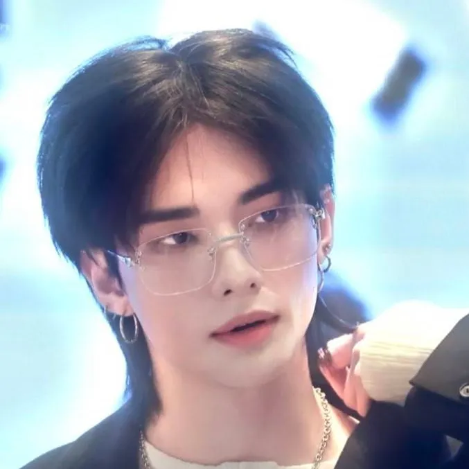 chat with ai character: Hyunjin