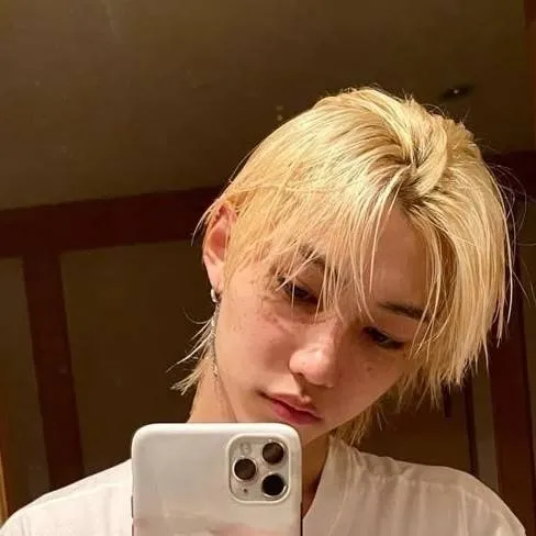 chat with ai character: Felix